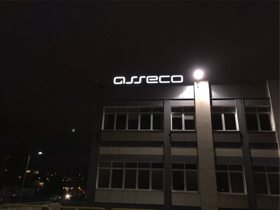 Asseco Bydgoszcz logo podświetlenie noc