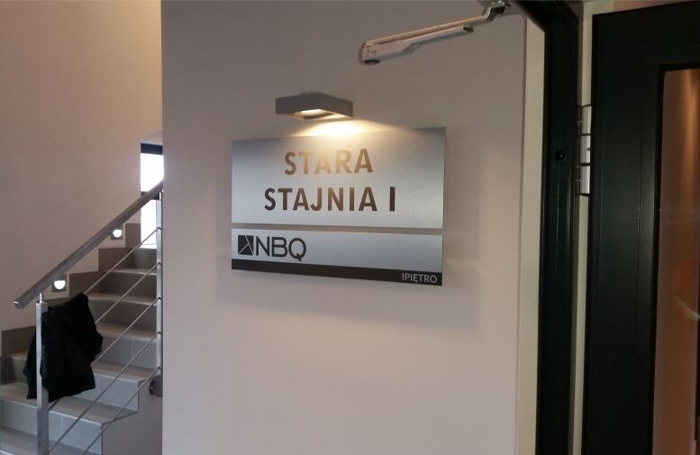 NBQ Stara Stajnia tablica informacyjna