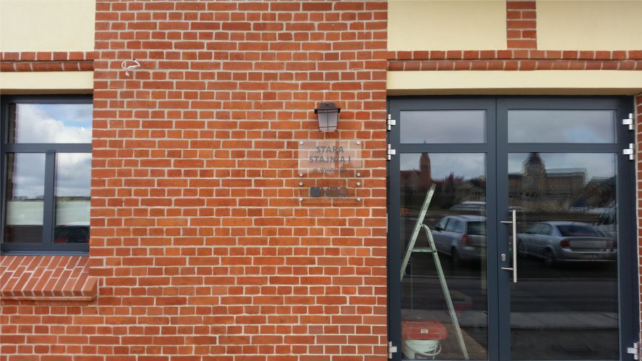 NBQ Stara Stajnia tablica zewnętrzna